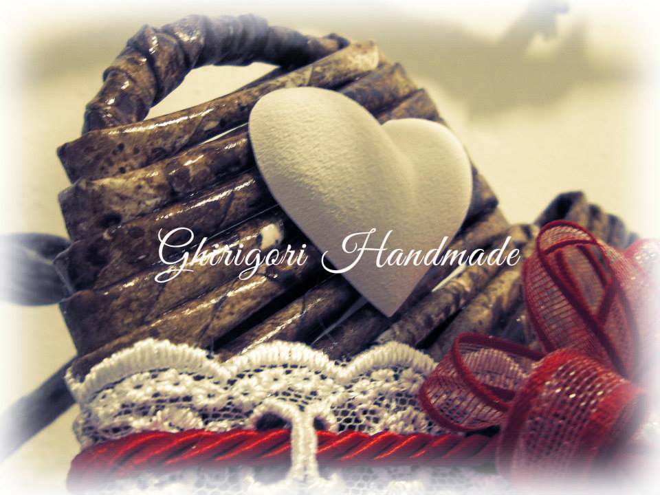 Cuore in cannucce di carta.